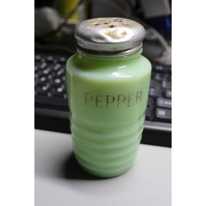 Jadeite Jeanette Uranium Pepper Shaker (Pre-Owned)(Please Read)